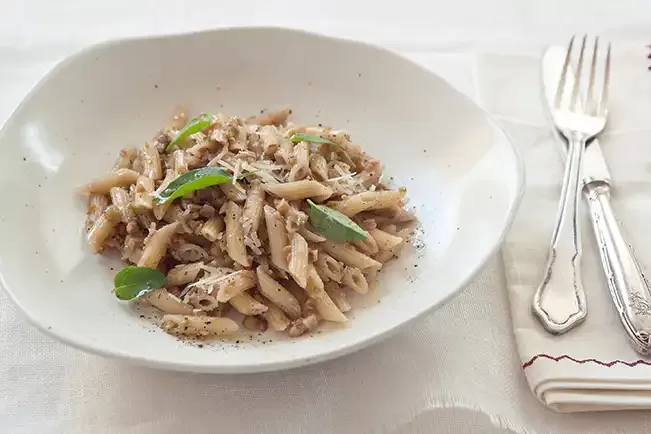 Receita de Pennette com tapenade de azeitonas e manjericão
