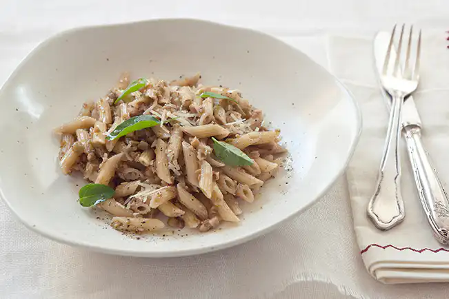 Pennette com tapenade de azeitonas e manjericão