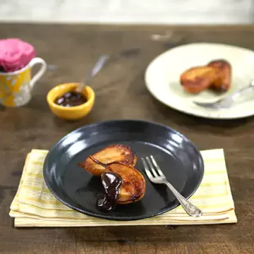 Pera com especiarias e calda de chocolate