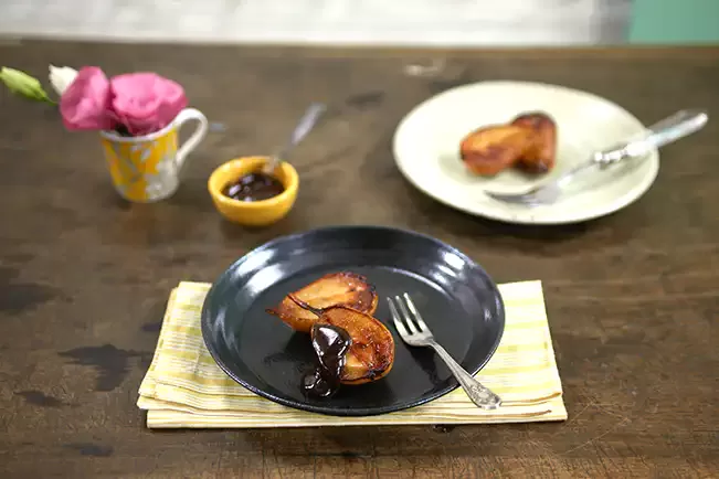 Receita de Pera com especiarias e calda de chocolate
