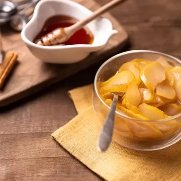 Pera cozida no micro-ondas com mel e canela