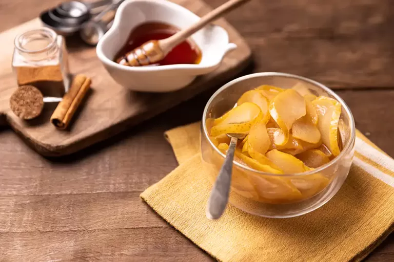 Receita de Pera cozida no micro-ondas com mel e canela