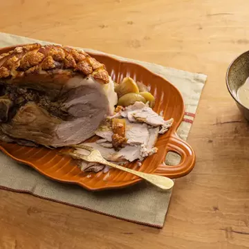 Pernil assado com molho de abacaxi