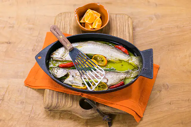 Pescada assada com limão-cravo e cebolinha