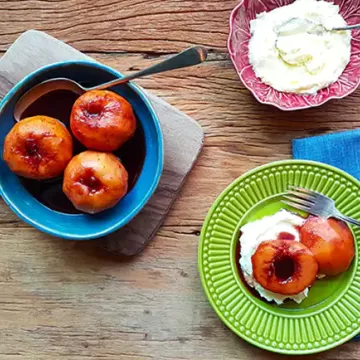 Pêssego ao vinho com mascarpone