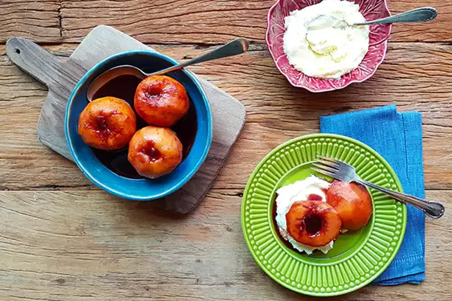 Receita de Pêssego ao vinho com mascarpone