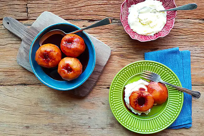Pêssego ao vinho com mascarpone