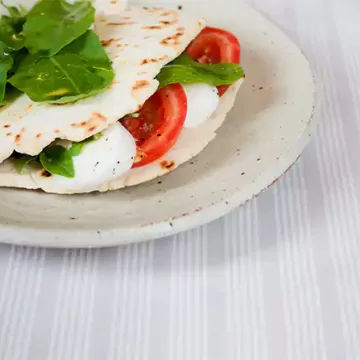 Piadina com salada caprese e rúcula
