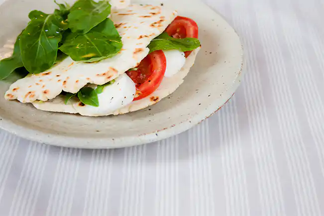 Piadina com salada caprese e rúcula