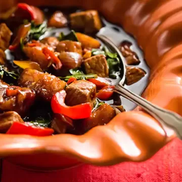 Picadinho oriental com lombo e abacaxi