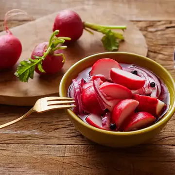 Picles de rabanete com cebola-roxa