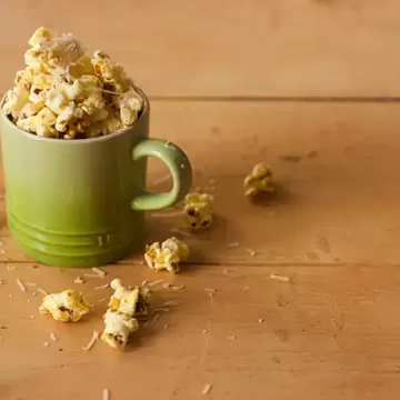 Pipoca com curry e parmesão