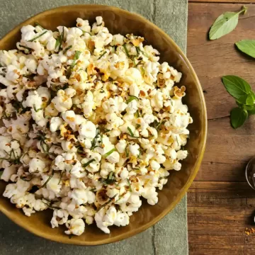 Pipoca com pimenta calabresa e manjericão
