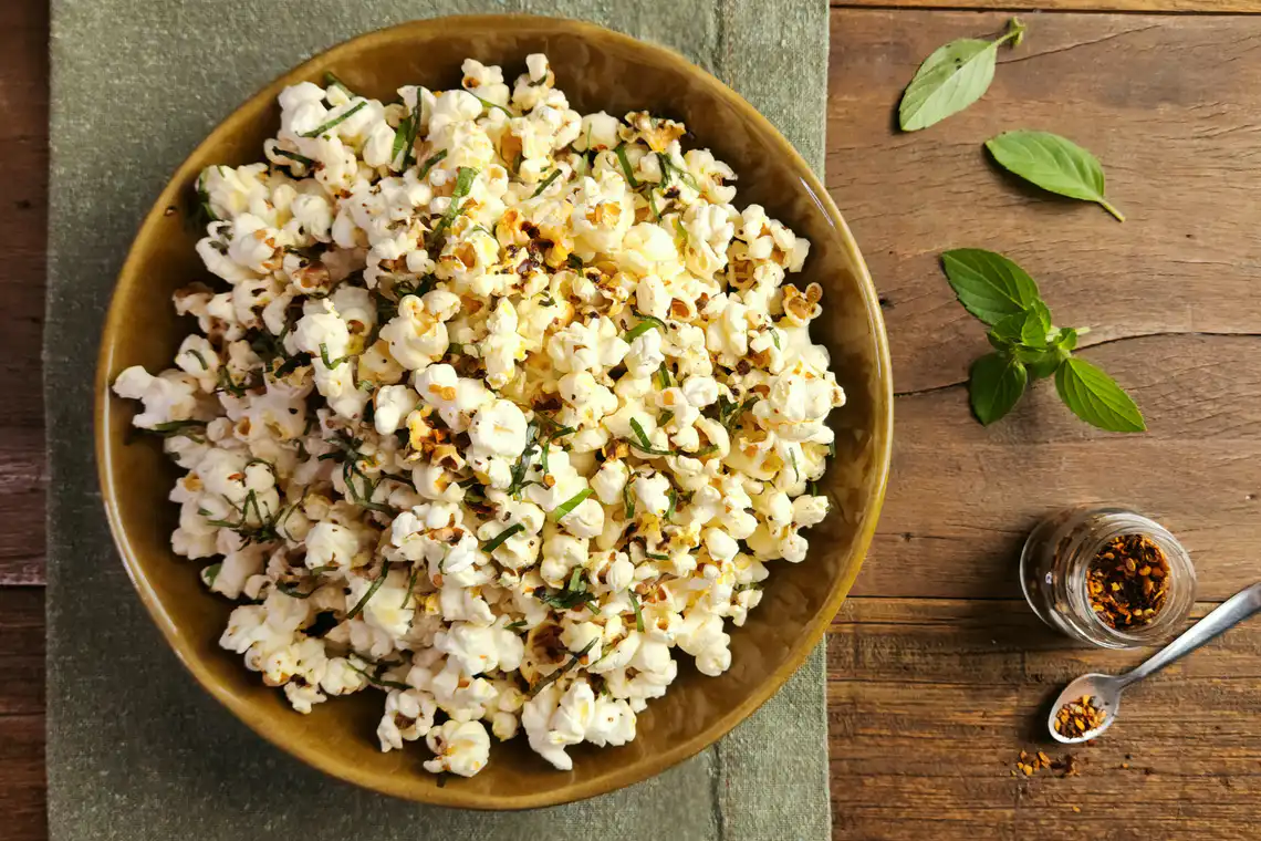 Pipoca com pimenta calabresa e manjericão
