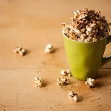 Pipoca doce com açúcar mascavo e cardamomo