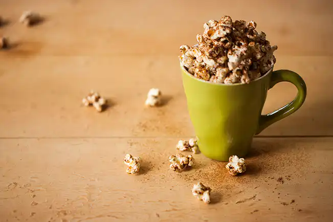 Pipoca doce com açúcar mascavo e cardamomo