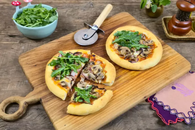 Receita de Pizza rápida de cogumelo, cebola-roxa e rúcula na Air Fryer da Rita Lobo