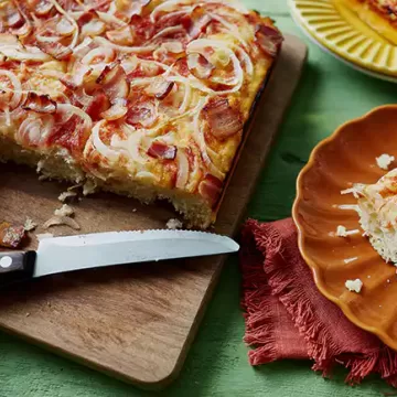 Pizza siciliana com bacon e cebola (sfincione)