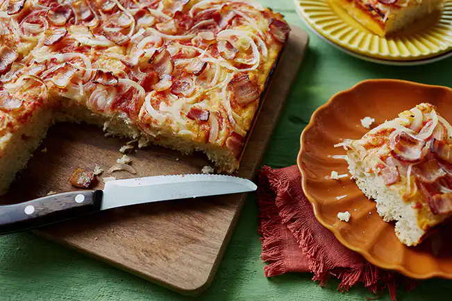 Pizza siciliana com bacon e cebola (sfincione)