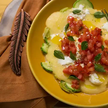 Polenta caprese com refogado de legumes