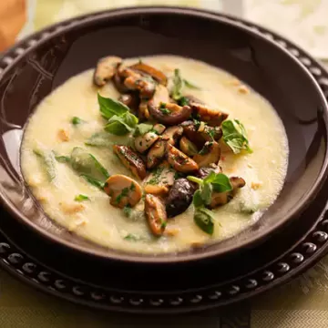 Polenta com espinafre e cogumelos refogados