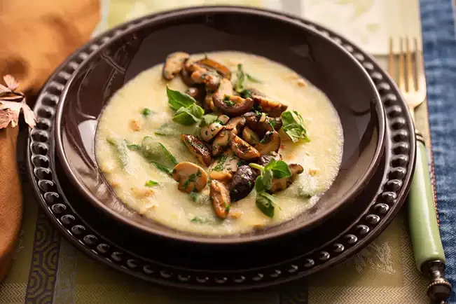 Receita de Polenta com espinafre e cogumelos refogados