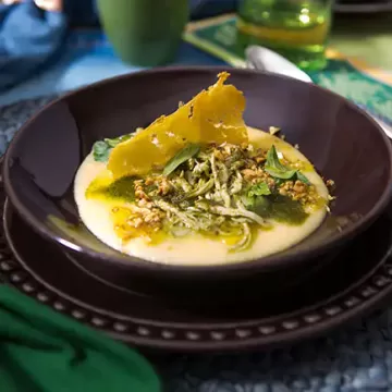 Polenta com espinafre, frango e pesto