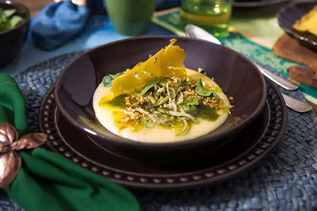 Polenta com espinafre, frango e pesto