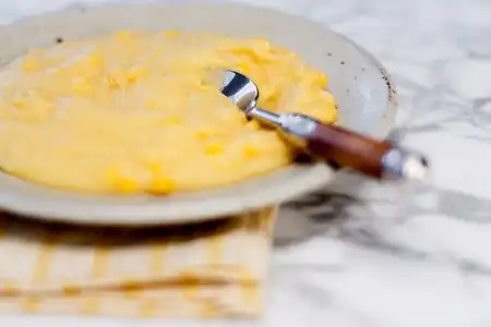 Polenta com milho-verde