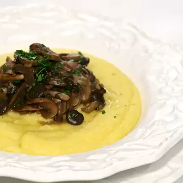 Polenta com ragu de cogumelos