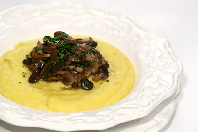 Polenta com ragu de cogumelos