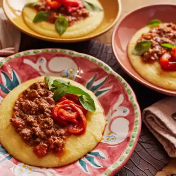 Polenta com ragu de frigideira e pimentões assados