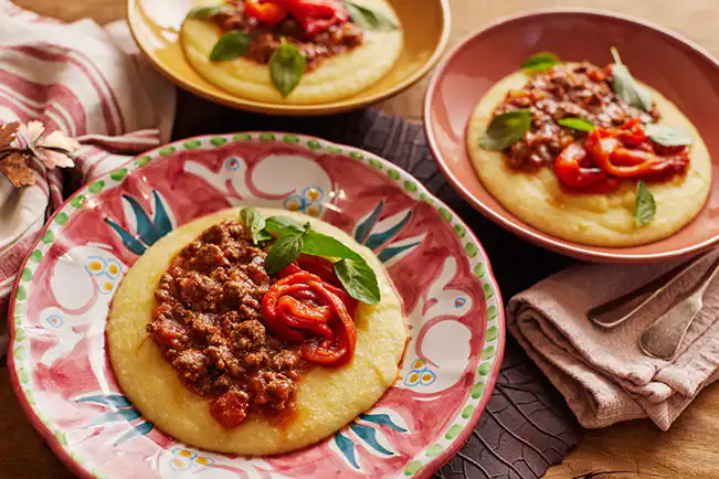 Polenta com ragu de frigideira e pimentões assados