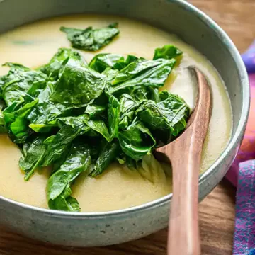 Polenta cremosa com couve