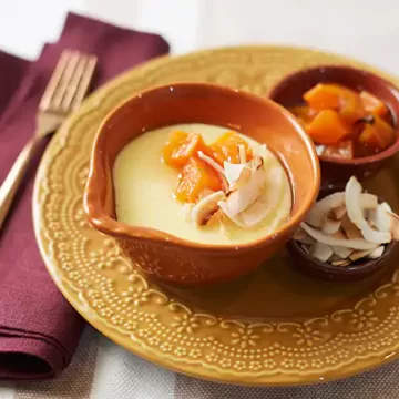 Polenta doce com compota de abóbora e fitas de coco