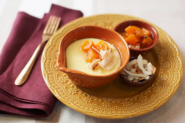 Polenta doce com compota de abóbora e fitas de coco