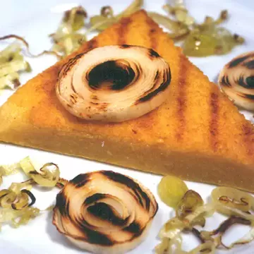 Polenta grelhada com alho-poró