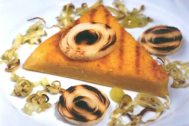 Polenta grelhada com alho-poró
