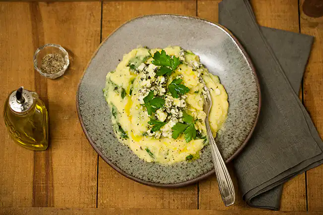 Polenta mole com espinafre e gorgonzola