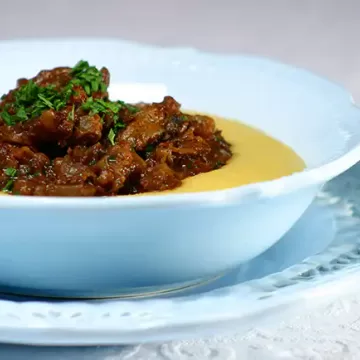 Polenta mole com ragu de carne