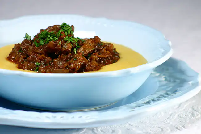 Polenta mole com ragu de carne