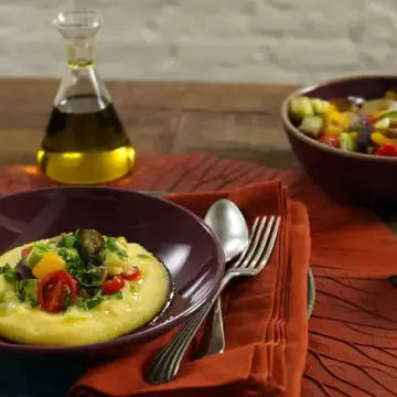Polenta rápida com ratatouille de frigideira