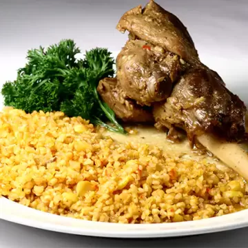 Ponta de paleta de cordeiro com trigo grosso e grão-de-bico