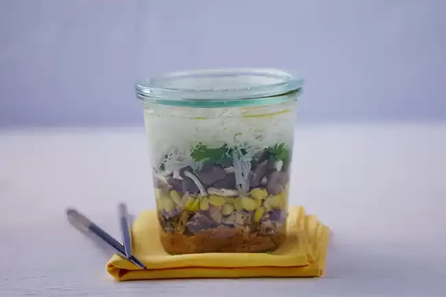 Receita de Pote noodles com sardinha (macarrão instantâneo caseiro)
