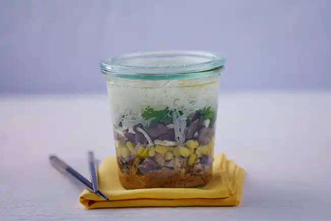Pote noodles com sardinha (macarrão instantâneo caseiro)