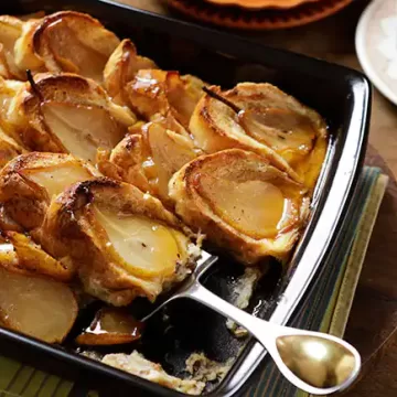 Pudim de rabanada com peras carameladas