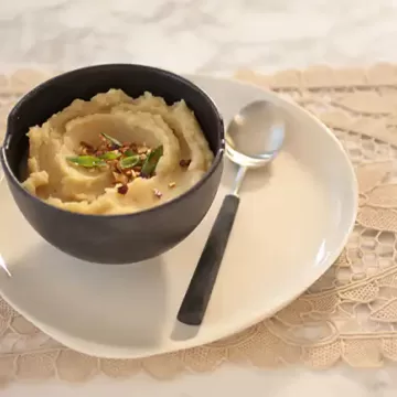 Purê da terra com alho crocante e cebolinha