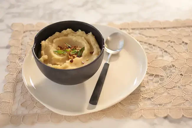 Receita de Purê da terra com alho crocante e cebolinha