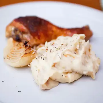 Purê de batata com cebola caramelizada