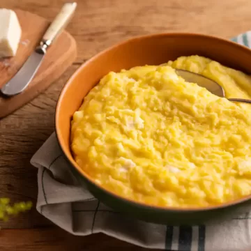 Purê de mandioquinha com requeijão de corte